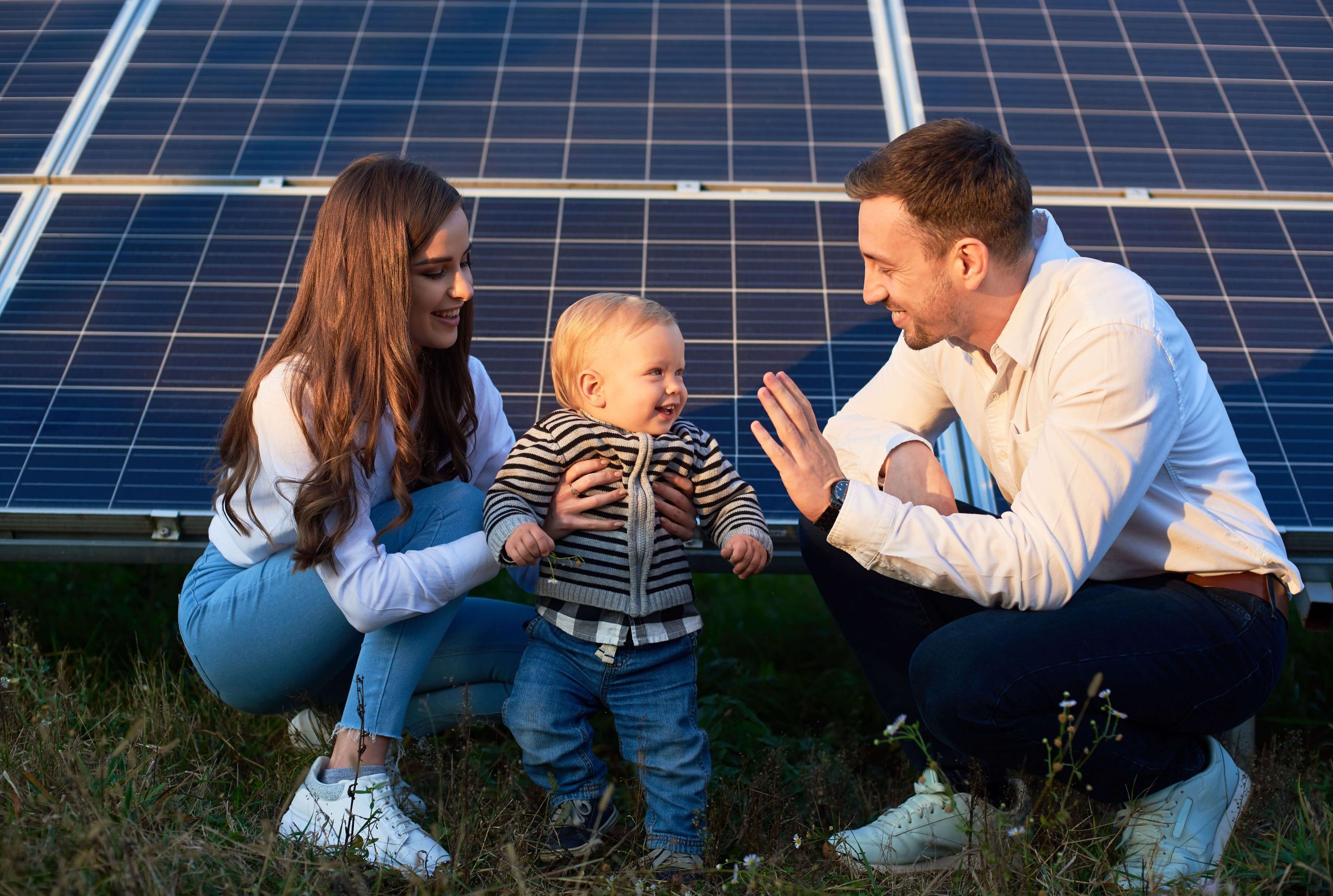 Gezin bij hun zonnepaneleninstallatie