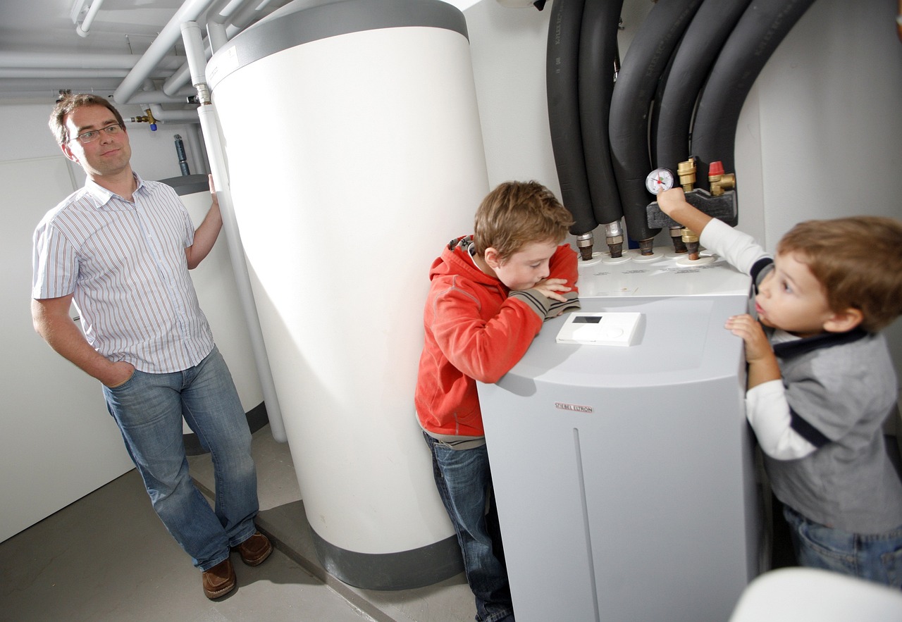 warmtepomp verbruik bekijken met vader en kinderen