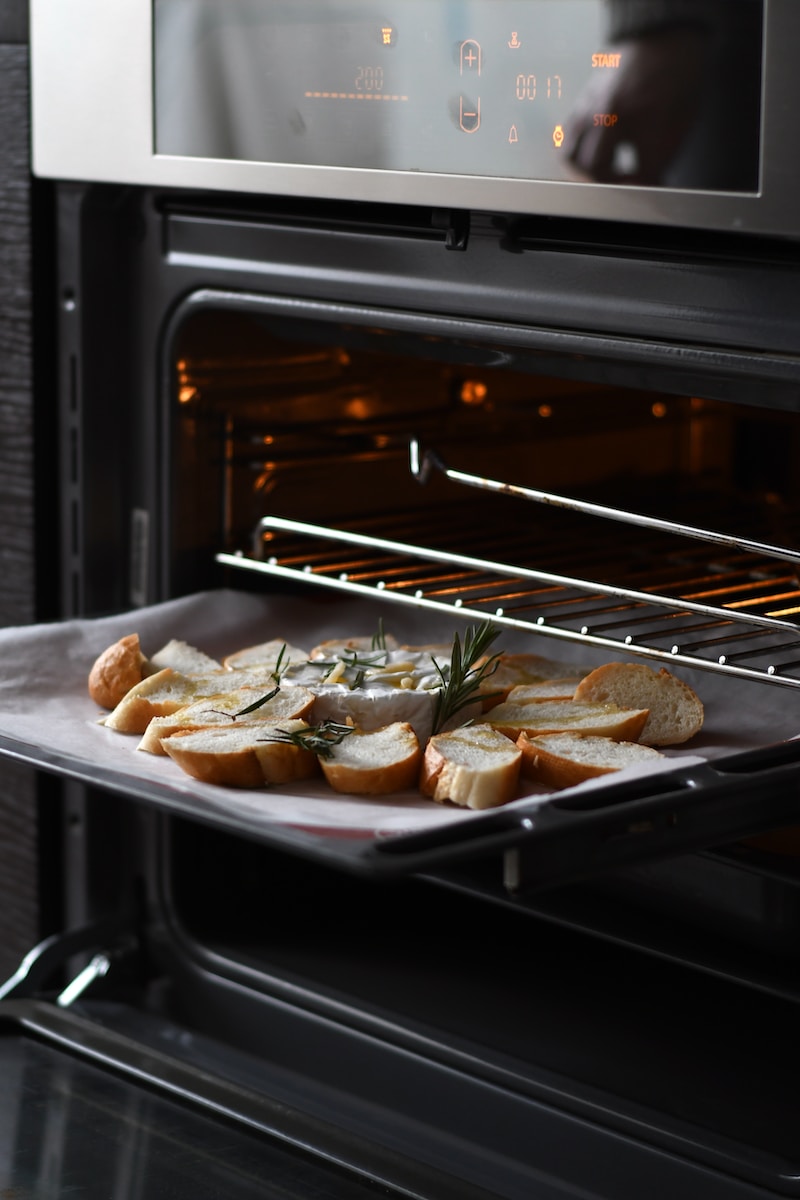 Oven met afgebakken broodjes met oven verbruik